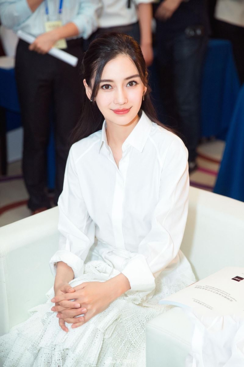AngelaBaby diện sơ mi trắng: Hình tượng ngự tỷ 'chuẩn chỉnh' là đây!