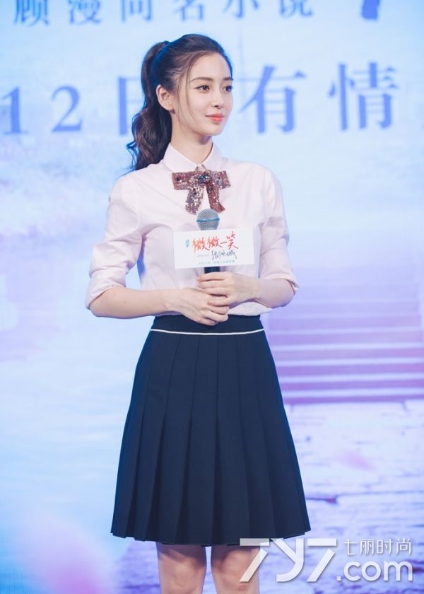 AngelaBaby diện sơ mi trắng: Hình tượng ngự tỷ 'chuẩn chỉnh' là đây!