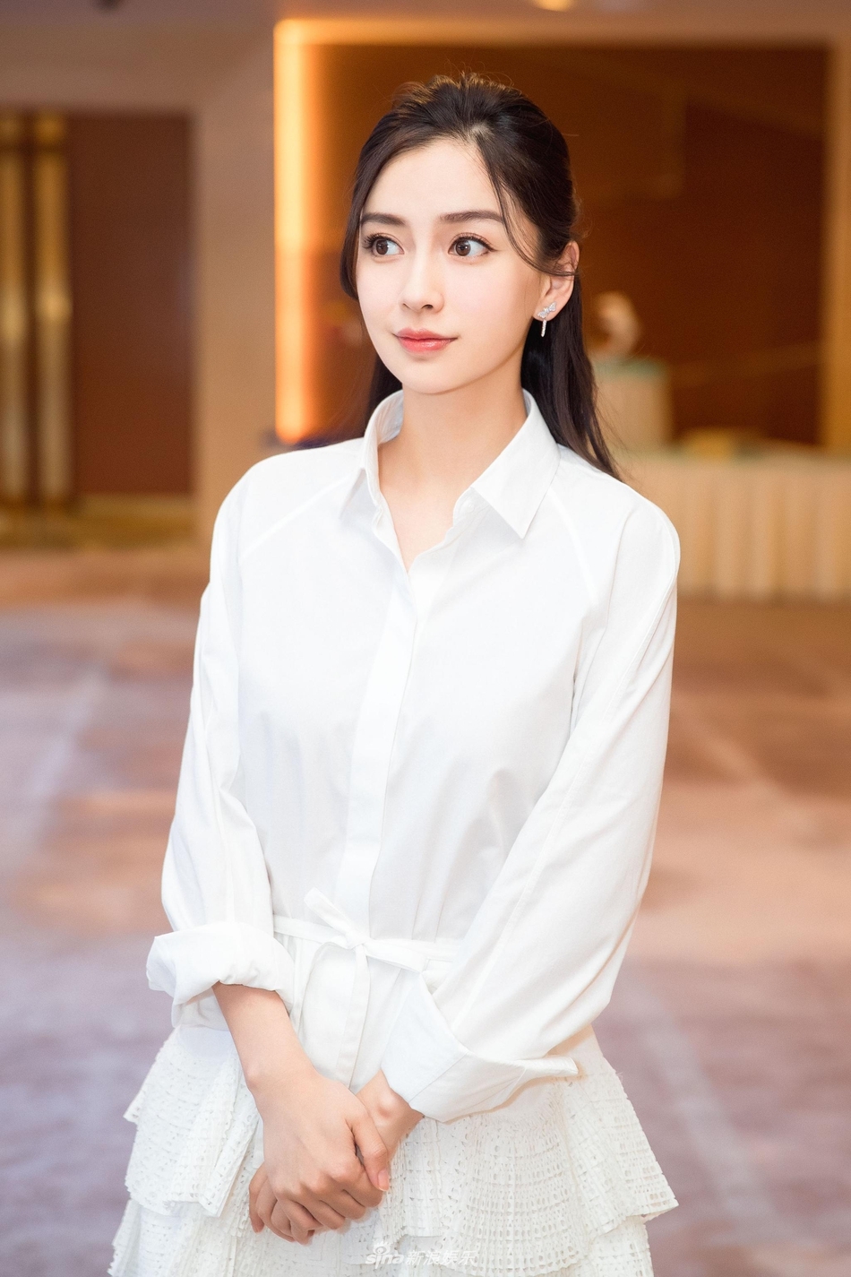 AngelaBaby diện sơ mi trắng: Hình tượng ngự tỷ 'chuẩn chỉnh' là đây!