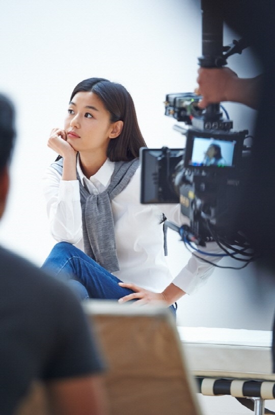 Những bức ảnh hậu trường "đẹp không góc chết" của Jun Ji Huyn khiến fan phải trầm trồ.
