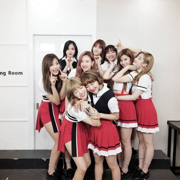 TWICE - đứa "con cưng" nhà JYP với 9 cô nàng dễ thương.