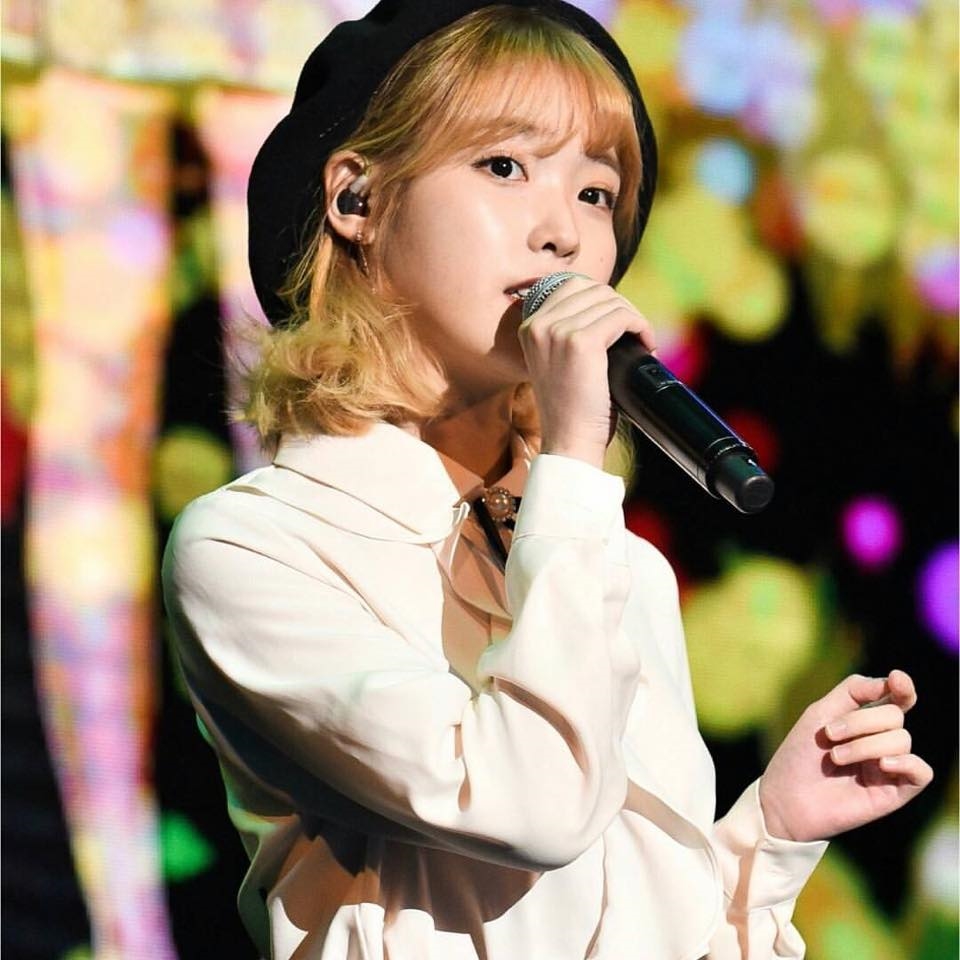 IU nhuộm tóc vàng xinh như tiên tử, sẵn sàng đối đầu cả EXO lẫn BTS