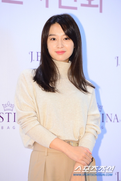 Dù chụp vội, nữ thần “Hậu Duệ Mặt Trời” Kim Ji Won vẫn đẹp nao lòng