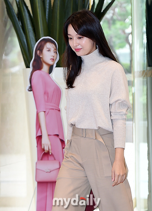 Dù chụp vội, nữ thần “Hậu Duệ Mặt Trời” Kim Ji Won vẫn đẹp nao lòng