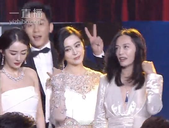 Khoảnh khắc Phạm Gia kéo Dương Mịch về phía mình gây sốt!