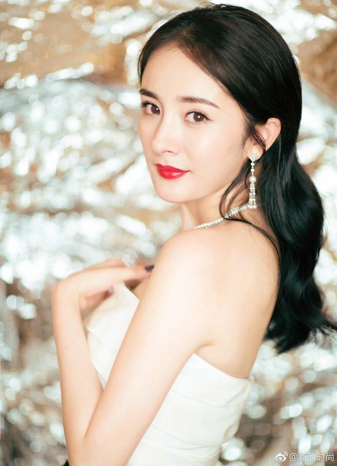 Khoảnh khắc Phạm Gia kéo Dương Mịch về phía mình gây sốt!