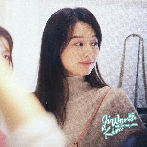 Dù chụp vội, nữ thần “Hậu Duệ Mặt Trời” Kim Ji Won vẫn đẹp nao lòng