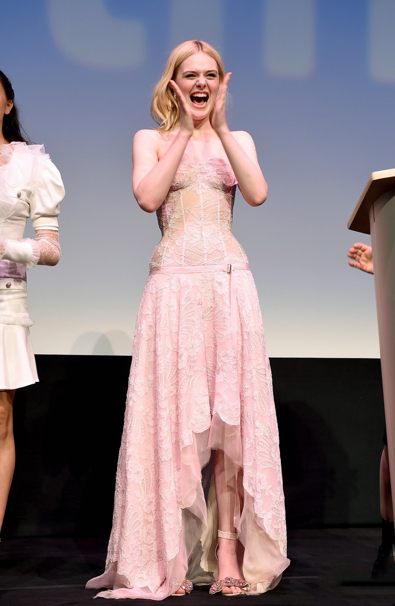 Elle Fanning đẹp long lanh như tiên nữ ở LHP Toronto 2017
