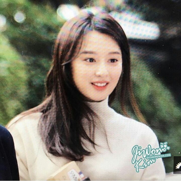 Dù chụp vội, nữ thần “Hậu Duệ Mặt Trời” Kim Ji Won vẫn đẹp nao lòng