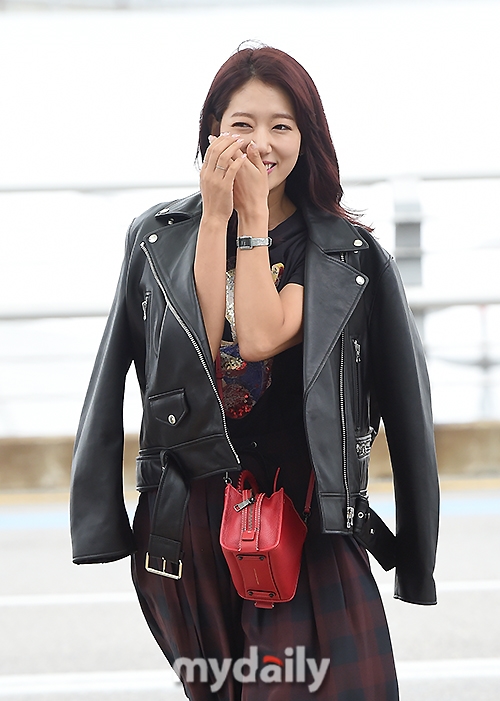 Park Shin Hye tươi như hoa sáng sớm lên đường đi dự tuần lễ thời trang
