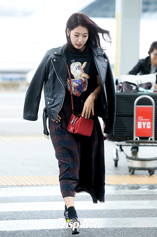 Park Shin Hye tươi như hoa sáng sớm lên đường đi dự tuần lễ thời trang