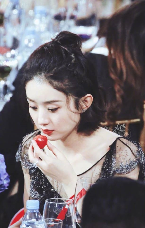 Giữa bao cặp hạnh phúc, vẫn có một Dĩnh Bảo 'ngồi một mình'