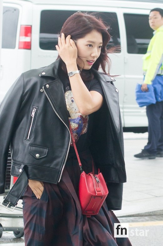 Park Shin Hye tươi như hoa sáng sớm lên đường đi dự tuần lễ thời trang
