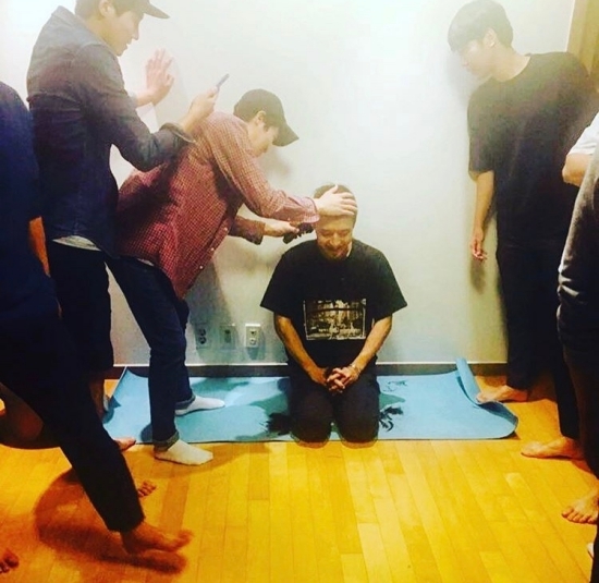 Kang Ha Neul tươi cười rạng rỡ nhập ngũ trưa 11/9