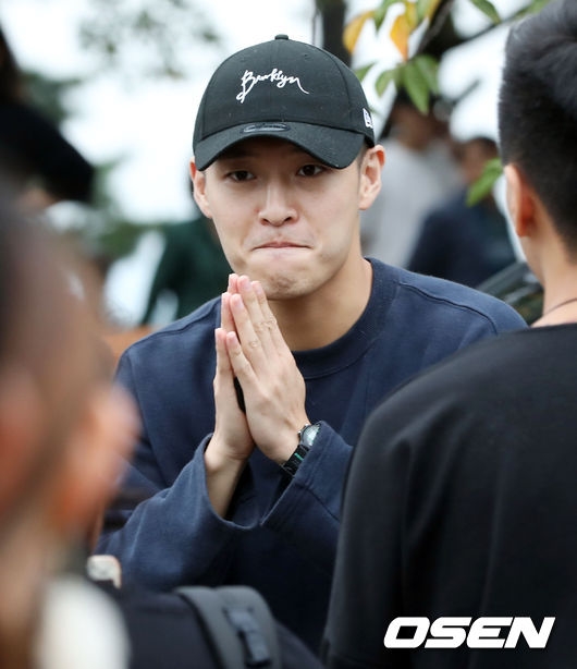Kang Ha Neul tươi cười rạng rỡ nhập ngũ trưa 11/9
