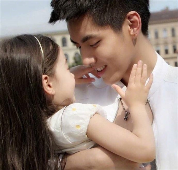 Ngọt ngào và ấm áp, những chàng trai này chắc chắn sẽ làm bố rất giỏi