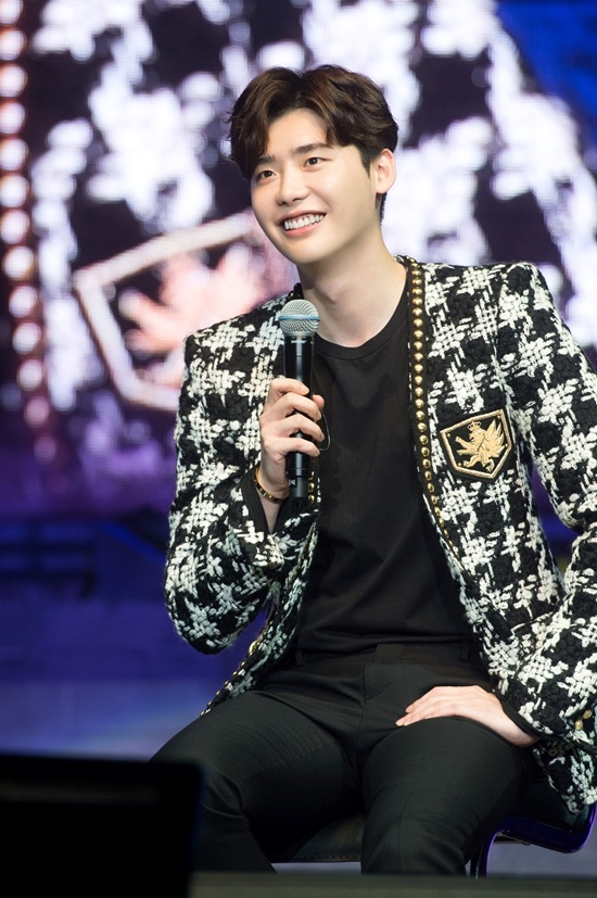 Fanmeeting của Lee Jong Suk, Suzy xuất hiện làm khách mời