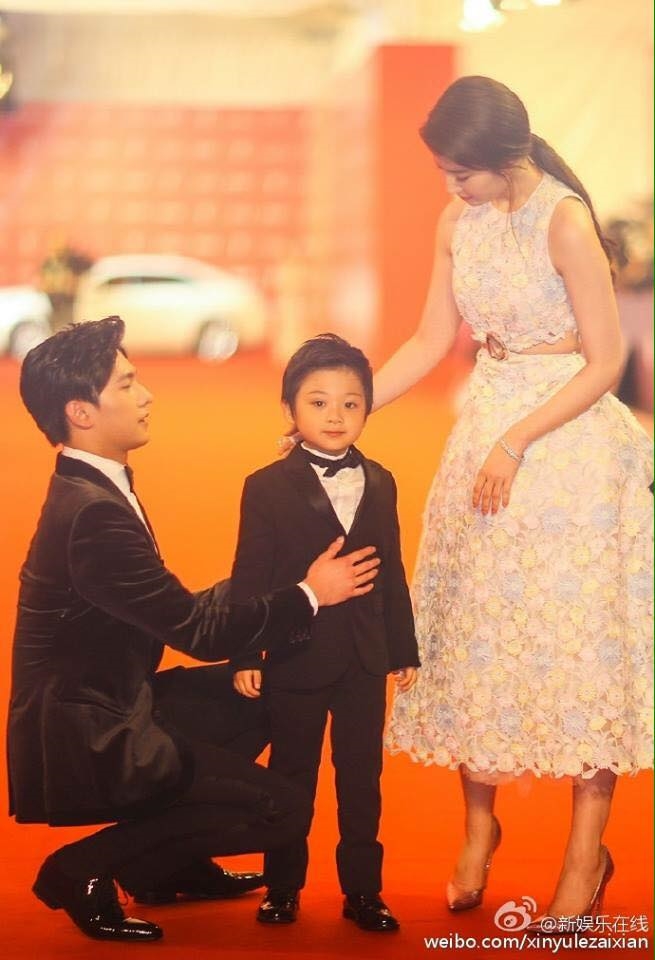 Hình ảnh ngọt ngào và ấm áp của Dương Dương và "con trai" khi xuất hiện ở khắp mọi nơi.