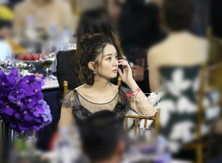 Giữa bao cặp hạnh phúc, vẫn có một Dĩnh Bảo 'ngồi một mình'