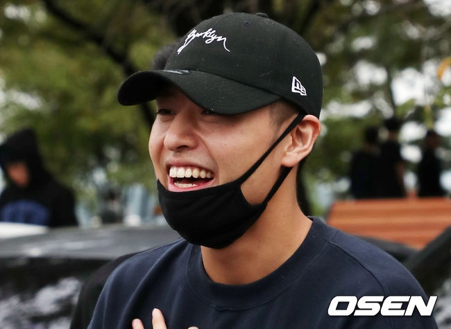 Kang Ha Neul tươi cười rạng rỡ nhập ngũ trưa 11/9