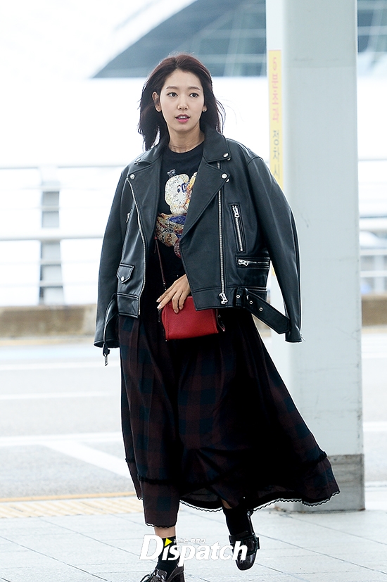Park Shin Hye tươi như hoa sáng sớm lên đường đi dự tuần lễ thời trang