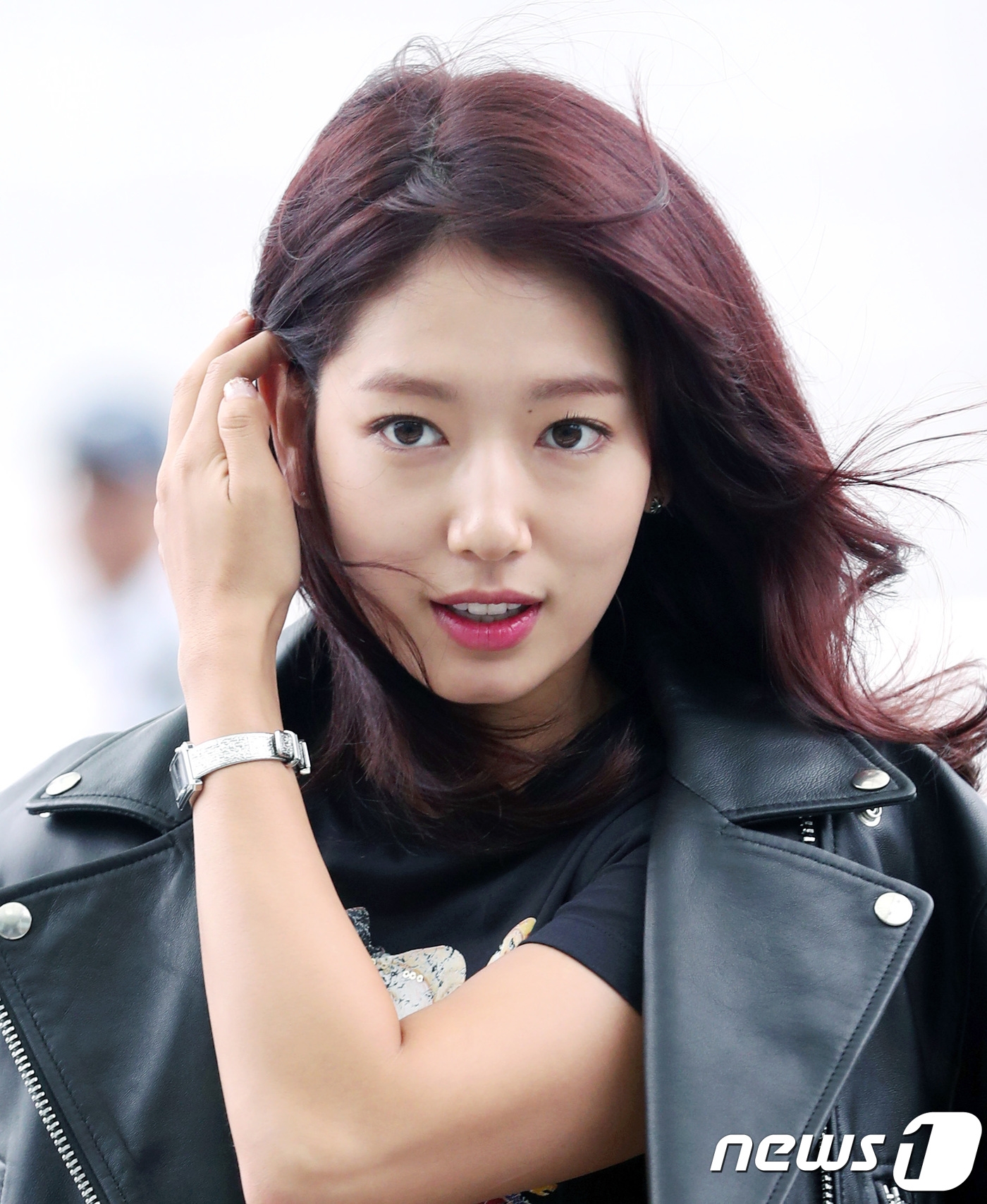 Park Shin Hye tươi như hoa sáng sớm lên đường đi dự tuần lễ thời trang