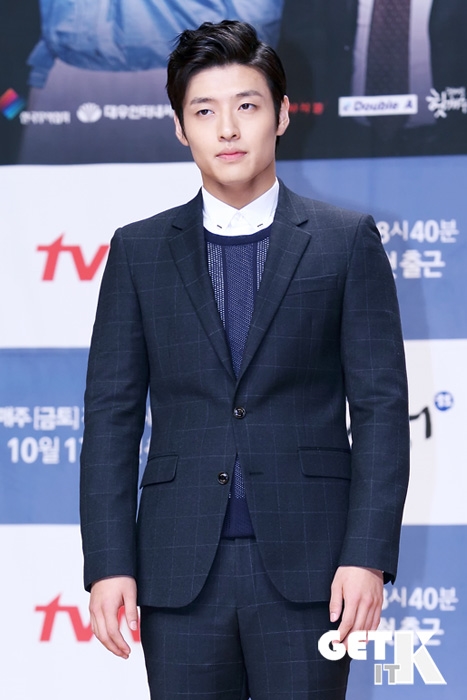 Kang Ha Neul tươi cười rạng rỡ nhập ngũ trưa 11/9