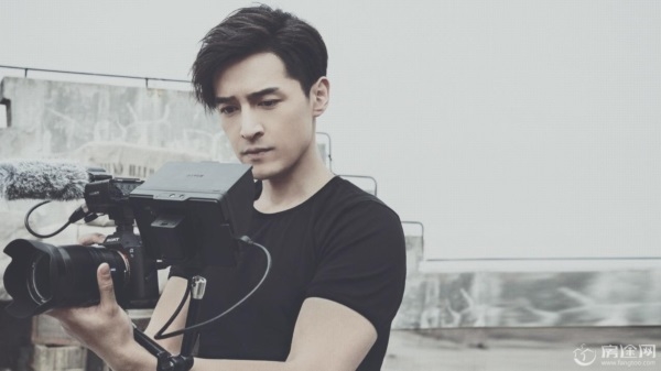 Hồ Ca bị tung loạt hình hẹn hò với gái lạ ở nhà riêng?