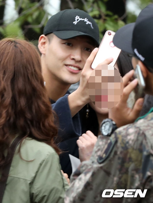 Kang Ha Neul tươi cười rạng rỡ nhập ngũ trưa 11/9