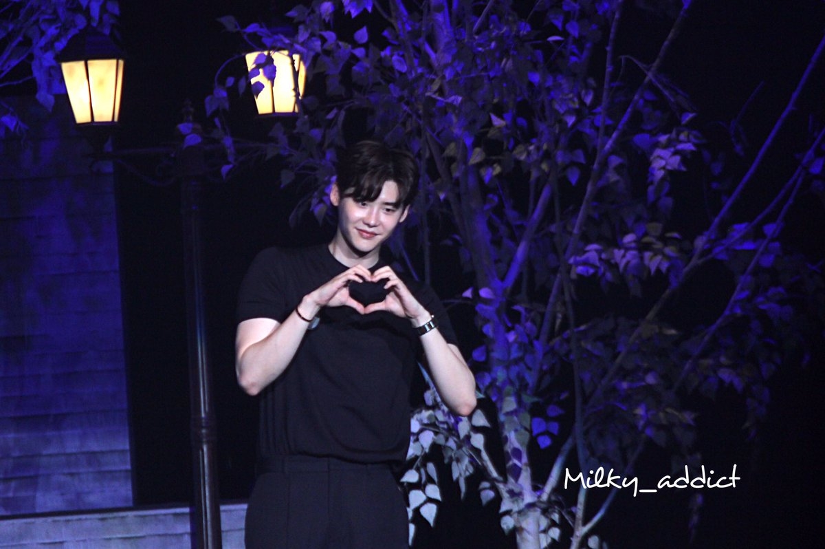 Fanmeeting của Lee Jong Suk, Suzy xuất hiện làm khách mời