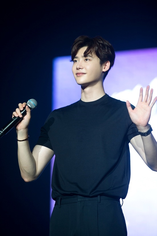 Fanmeeting của Lee Jong Suk, Suzy xuất hiện làm khách mời