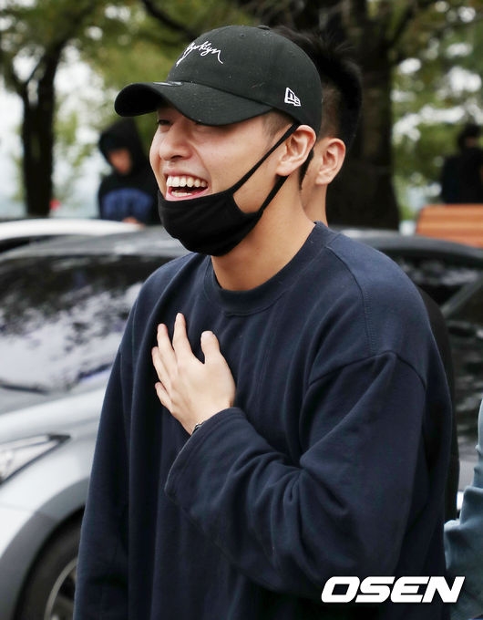 Kang Ha Neul tươi cười rạng rỡ nhập ngũ trưa 11/9