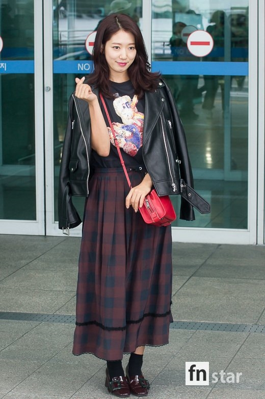 Park Shin Hye tươi như hoa sáng sớm lên đường đi dự tuần lễ thời trang