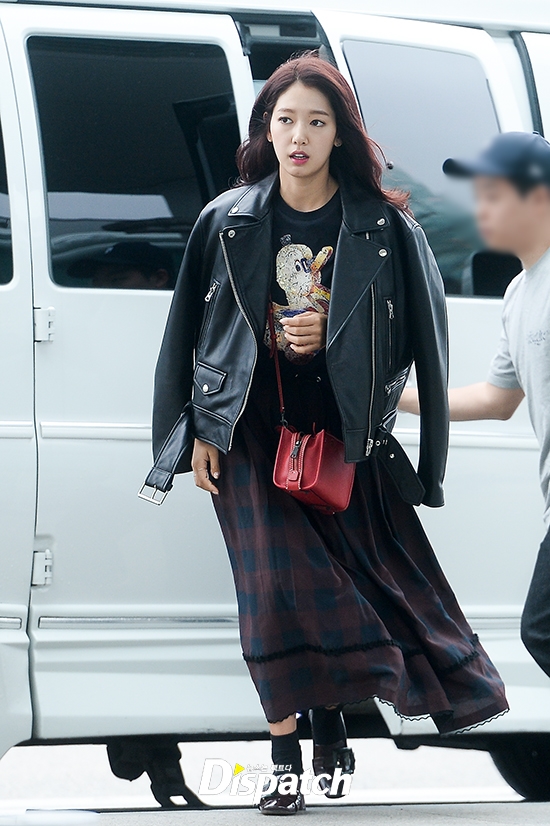Park Shin Hye tươi như hoa sáng sớm lên đường đi dự tuần lễ thời trang