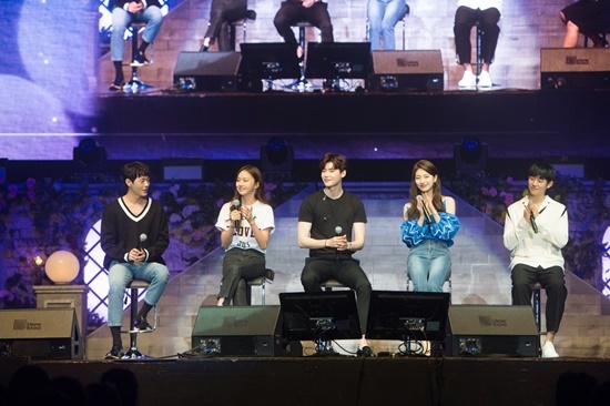 Fanmeeting của Lee Jong Suk, Suzy xuất hiện làm khách mời