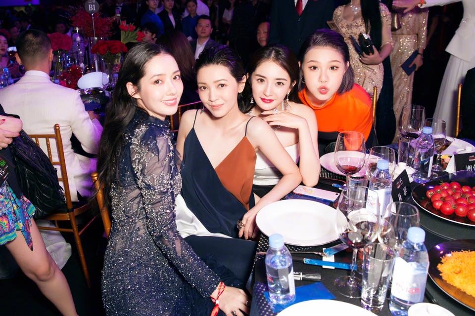 Dương Mịch quá đáng yêu khi lộ ảnh 'bà tám' quên trời đất sau cánh gà