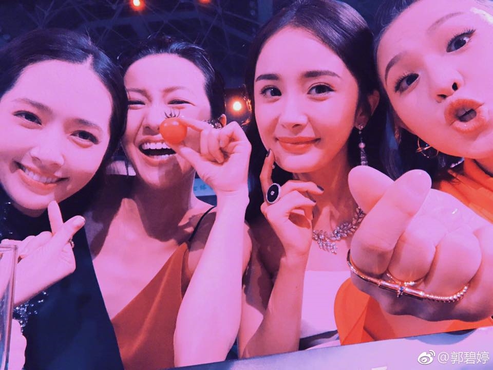 Dương Mịch quá đáng yêu khi lộ ảnh 'bà tám' quên trời đất sau cánh gà