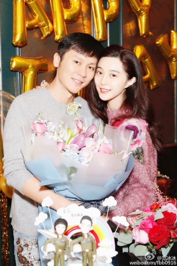 Phạm Băng Băng và Lý Thần nhường nhau chiếc quạt khiến fan tan chảy
