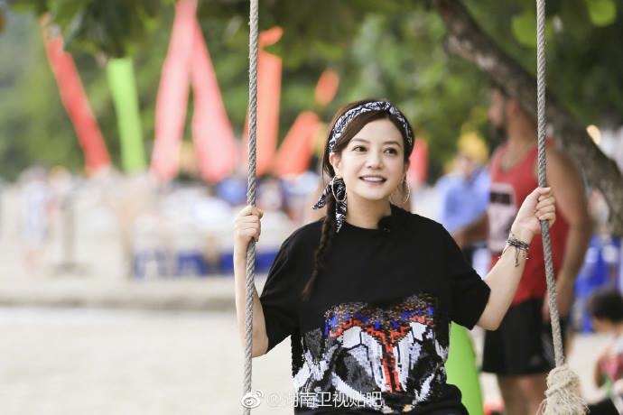 Triệu Vy trẻ trung, 'xì tin' hết nấc trong show mới khiến fan phát sốt