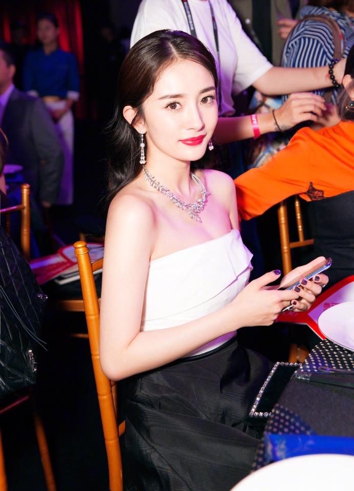 Dương Mịch quá đáng yêu khi lộ ảnh 'bà tám' quên trời đất sau cánh gà
