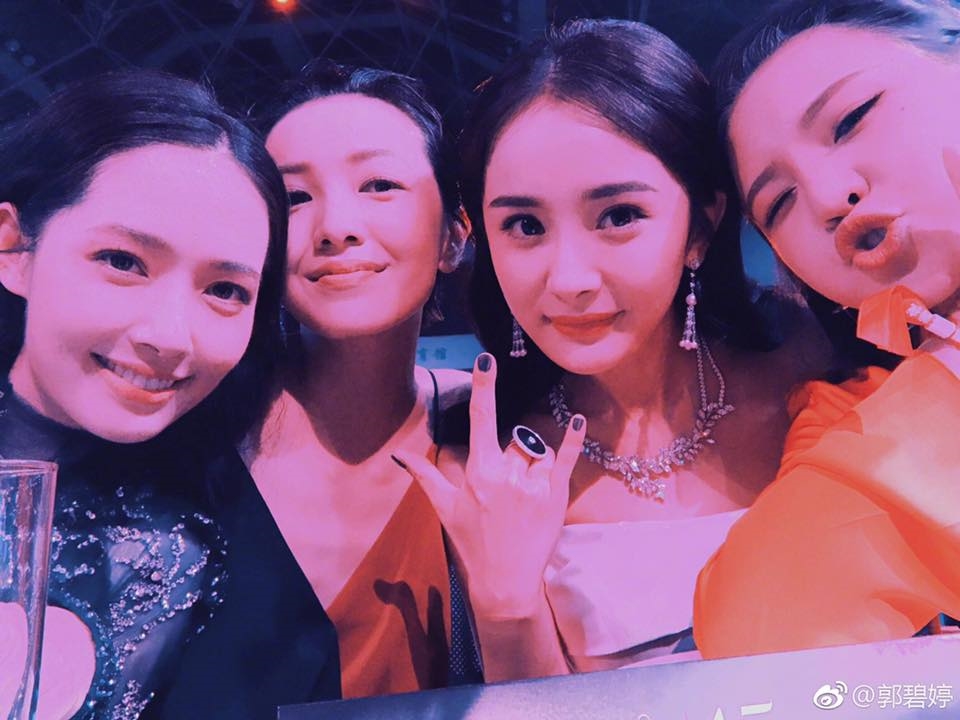 Dương Mịch quá đáng yêu khi lộ ảnh 'bà tám' quên trời đất sau cánh gà