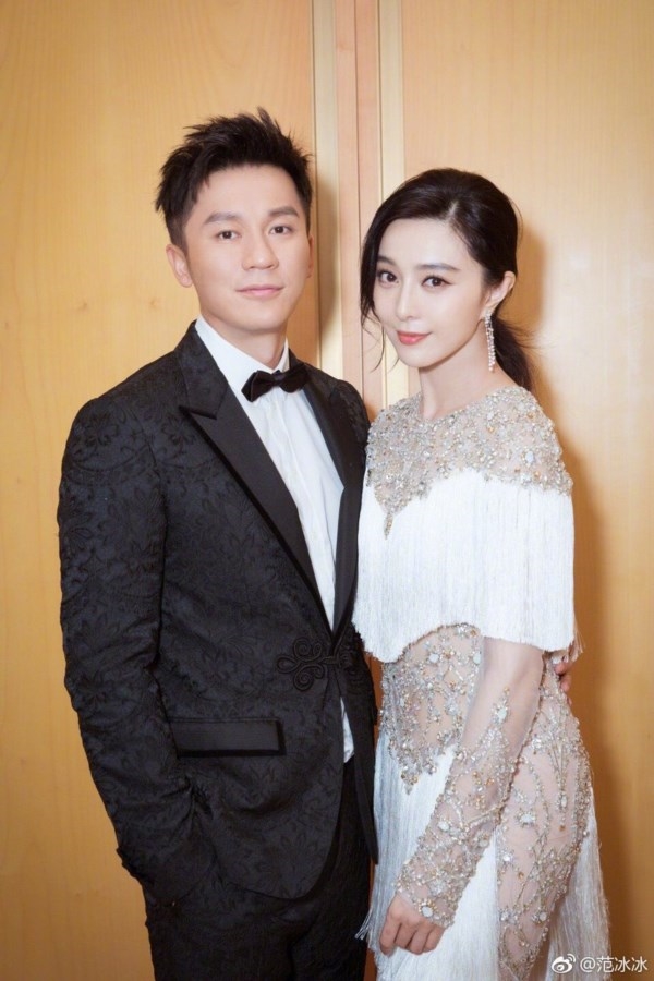 Phạm Băng Băng và Lý Thần nhường nhau chiếc quạt khiến fan tan chảy