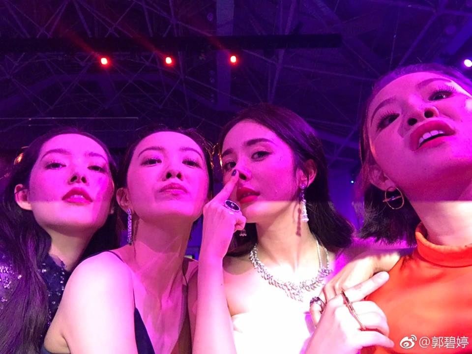 Dương Mịch quá đáng yêu khi lộ ảnh 'bà tám' quên trời đất sau cánh gà