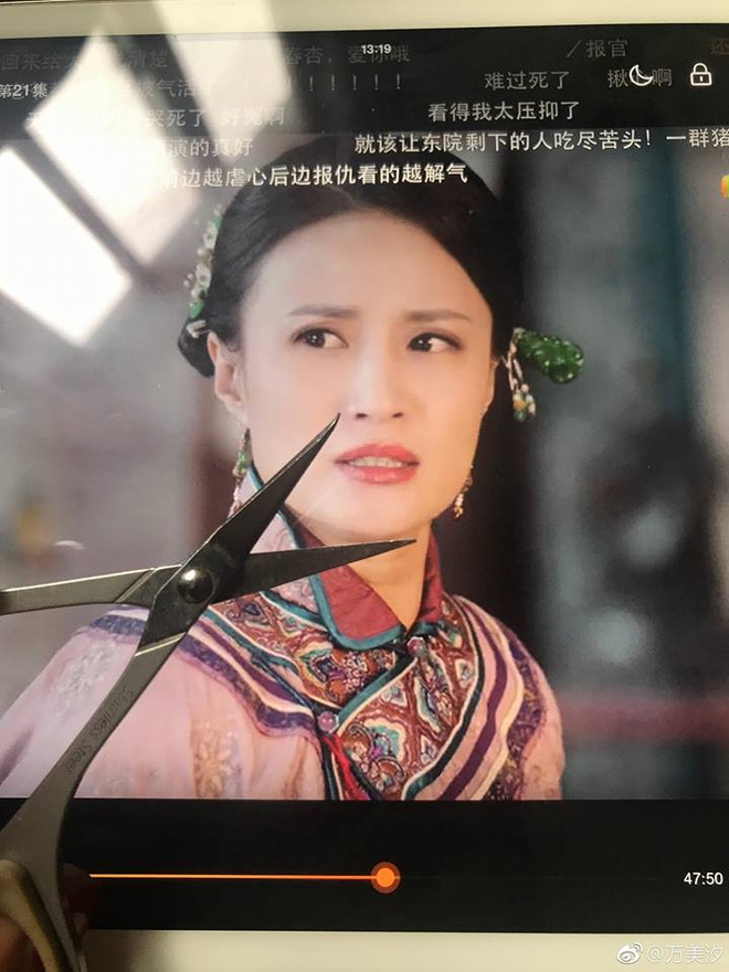 Fan chế ảnh cầm dao kéo để "thủ tiêu" Liễu Uyển Nhi (Vạn Mỹ Tịch).