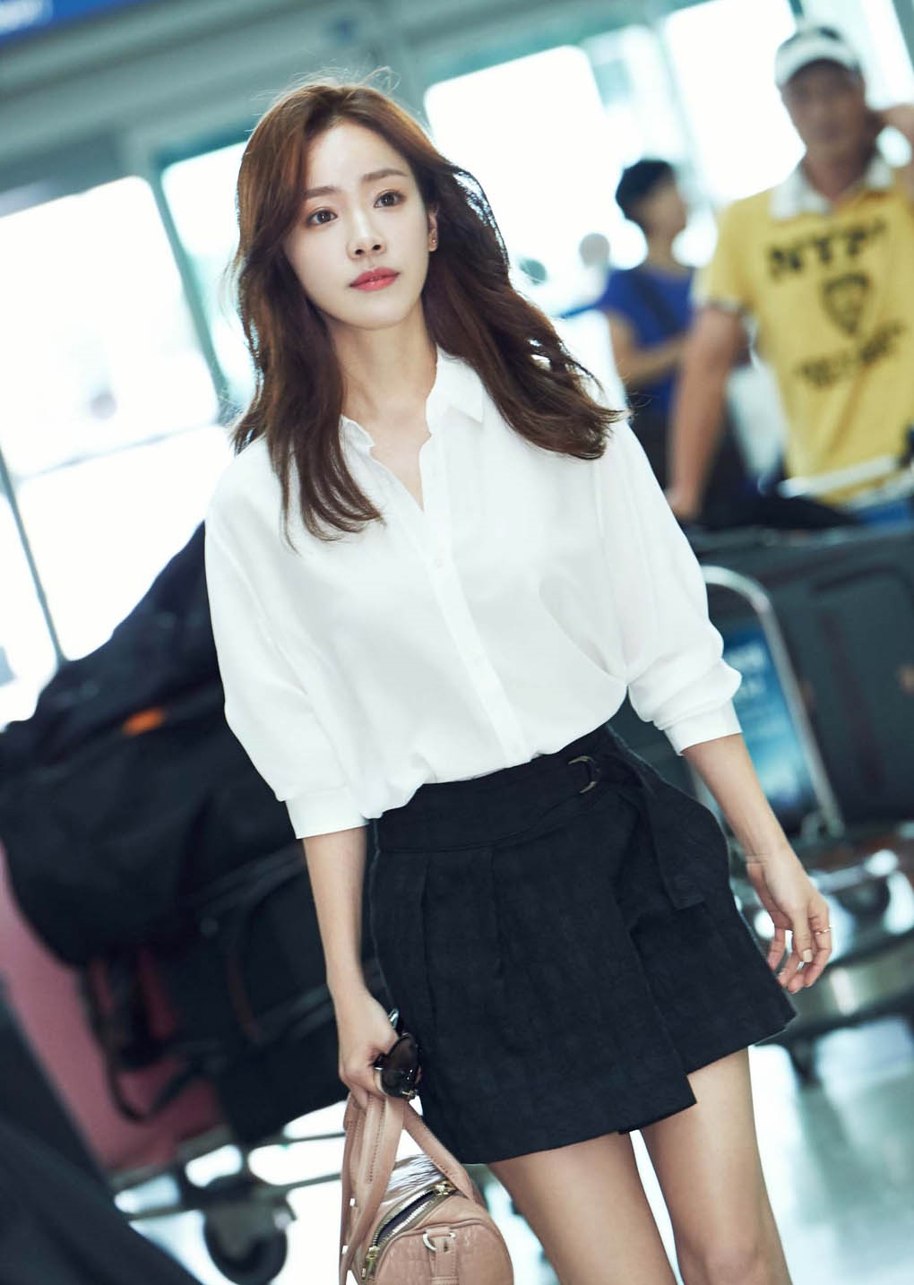 ...hay ở khoảnh khắc đời thường, Han Ji Min luôn biết cách chọn những trang phục tôn lên đôi chân thon gọn của mình cùng nhan sắc toả sáng.