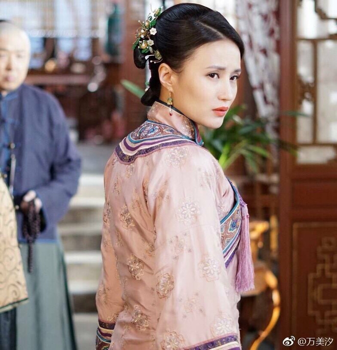 Vạn Mỹ Tịch đóng vai thím Ba - Liễu Uyển Nhi.