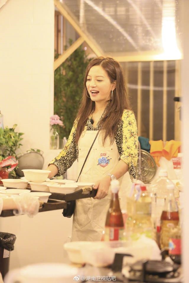 Triệu Vy trẻ trung, 'xì tin' hết nấc trong show mới khiến fan phát sốt
