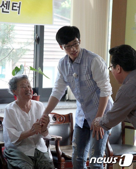 MC Yoo Jae Suk thường âm thầm dành những khoảng tiền rất lớn để chăm sóc cho người già và trẻ em.
