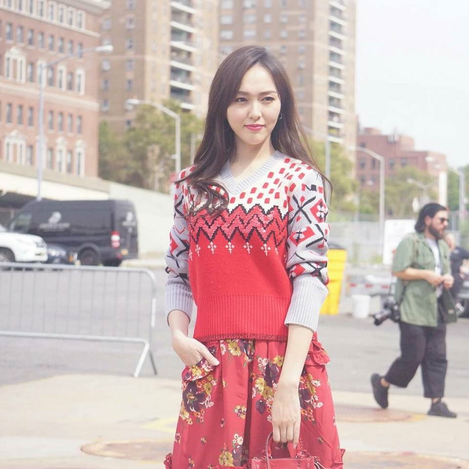 Đường Yên tái xuất xinh đẹp tại tuần lễ thời trang