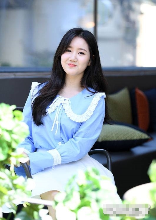 Thiếu nữ Jin Ji Hee dịu hiền trong sắc trắng - xanh nền nã.